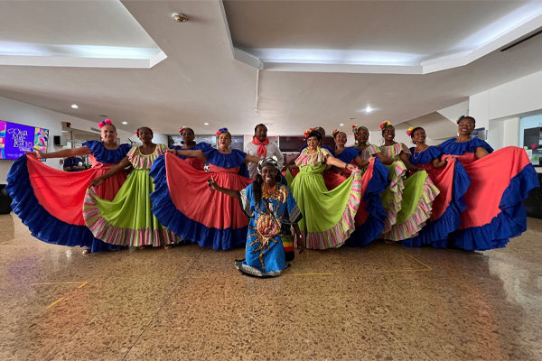 Fotografía de doce personas adultas mayores de la comuna 21 del Cali - Valle con traje de danza folclórica del pacífico.